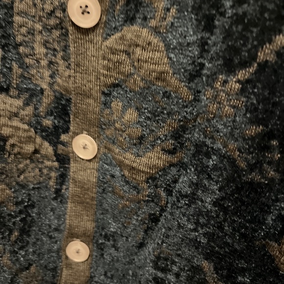 Chinese style sweater. - Picture 2 of 6